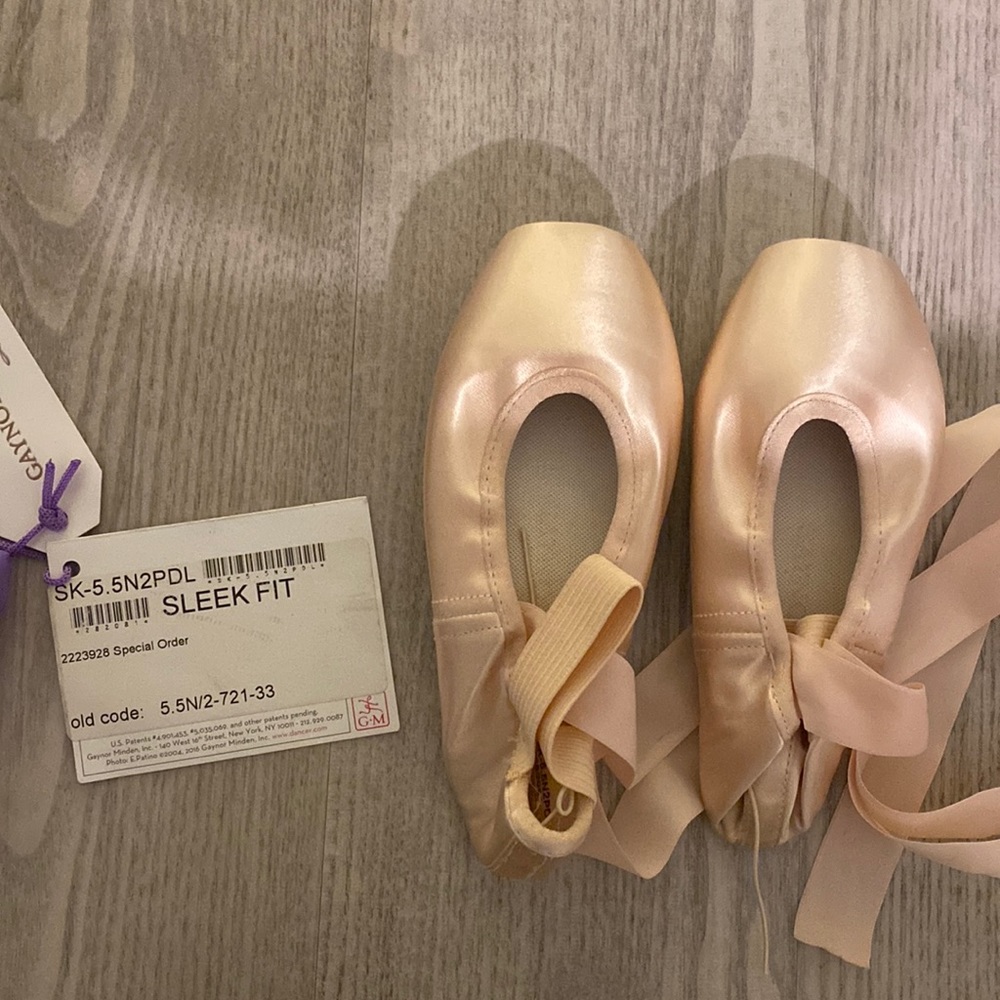 Hardly worn Gaynor Minden pointe shoes with ribbons & elastics